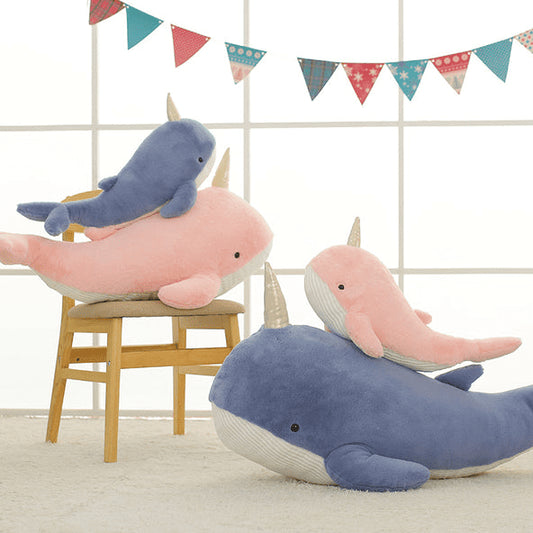 4 grandes peluches de baleines avec une corne, 2 bleues et 2 roses