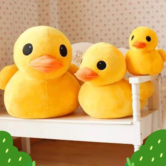 3 peluches canetons jaunes de différentes tailles sur un banc