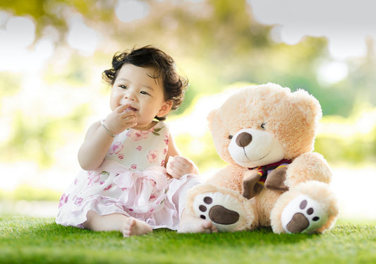 petite fille avec peluche géante