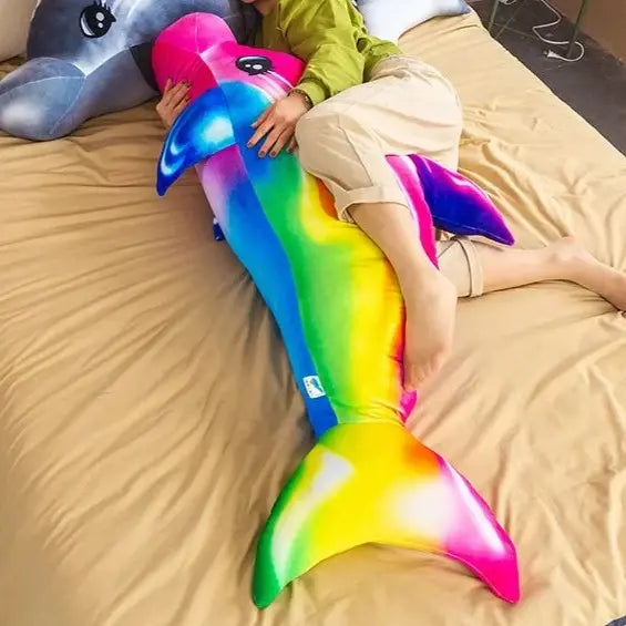 femme qui dort avec peluche dauphin multicolore
