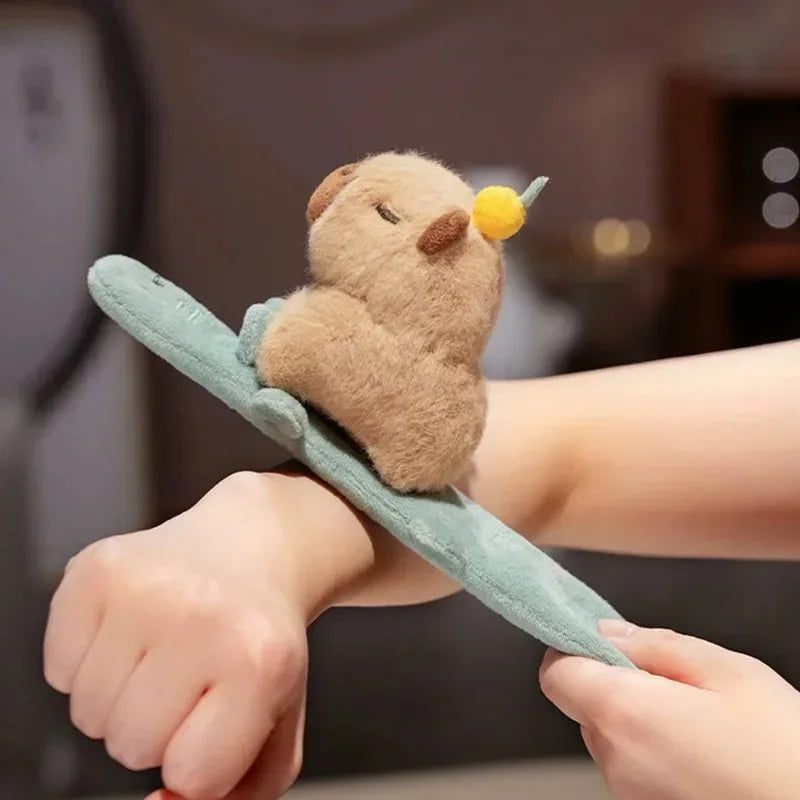 capybara en peluche avec bracelet croco