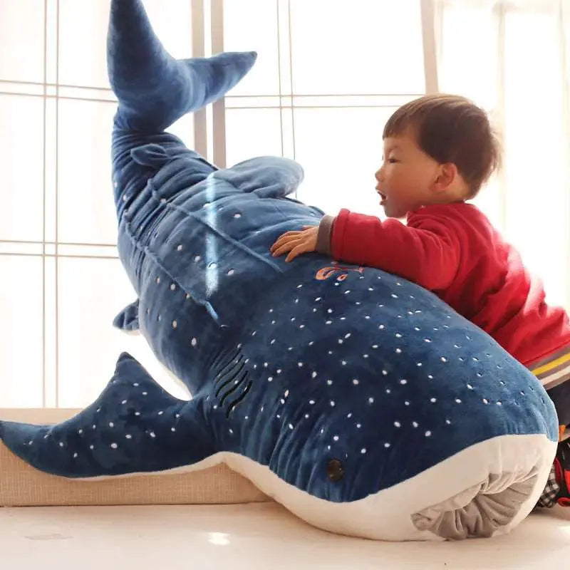 enfant avec peluche requin-baleine