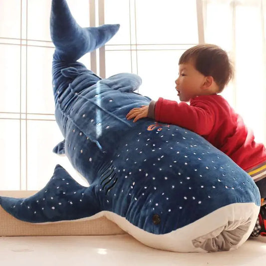enfant avec peluche requin-baleine