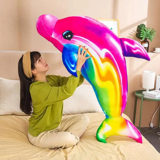 femme qui joue avec peluche dauphin multicolore