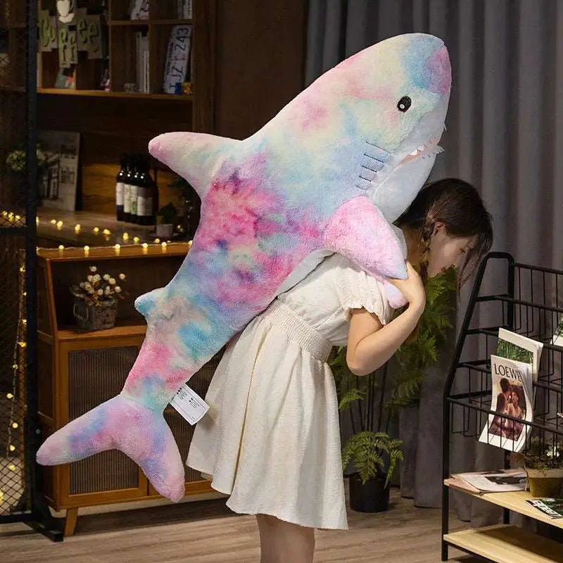 femme qui porte peluche requin