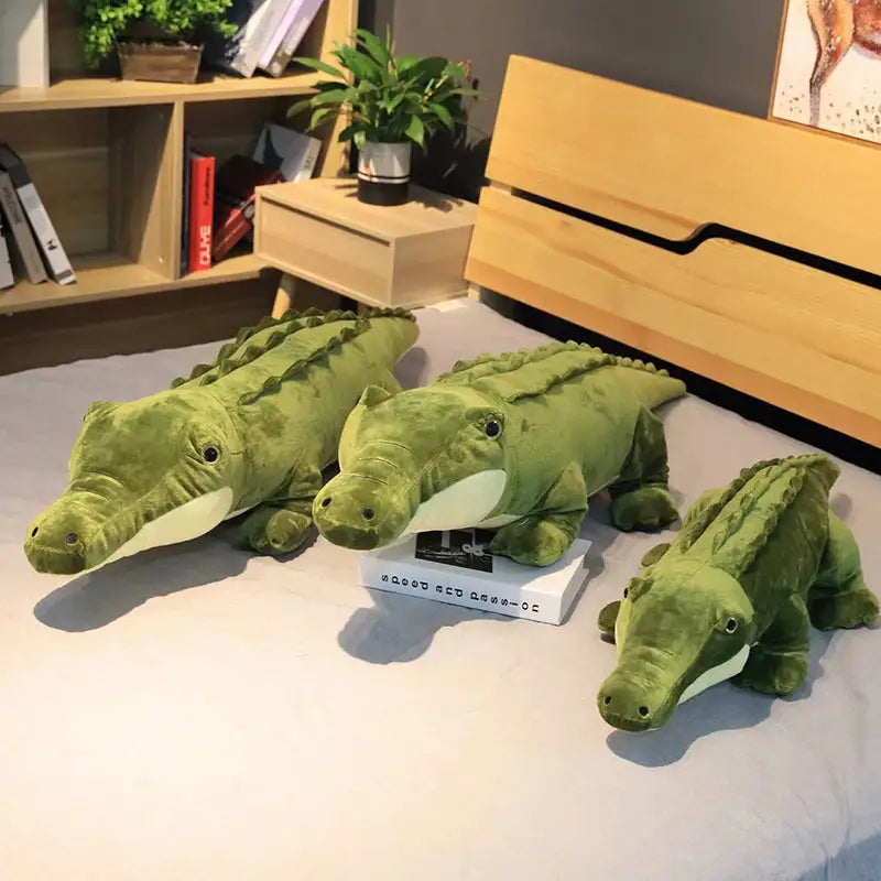 grosse peluche crocodile attentif