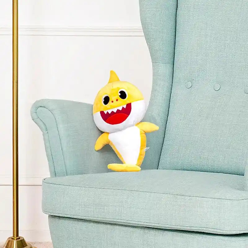 peluche baby shark jaune