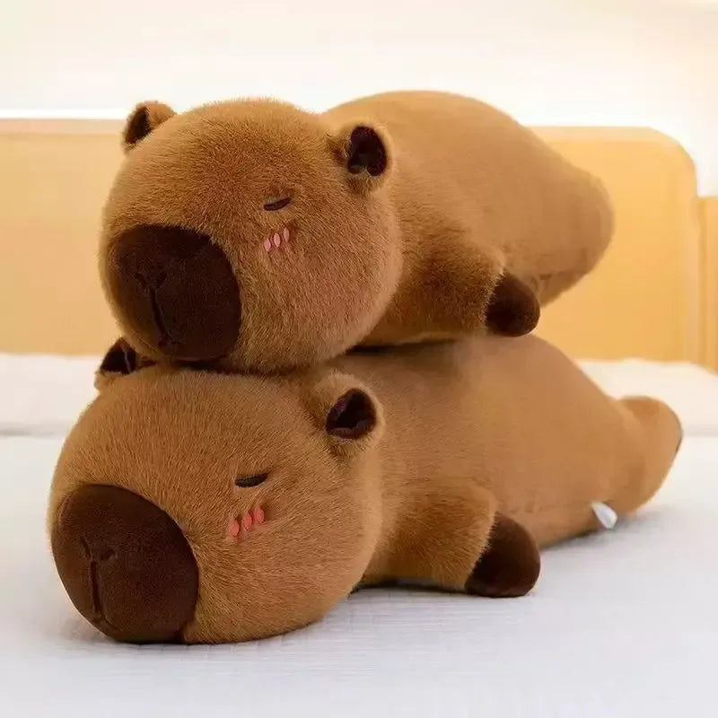peluche capybara allongé