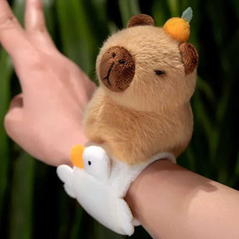 peluche capybara bracelet canard