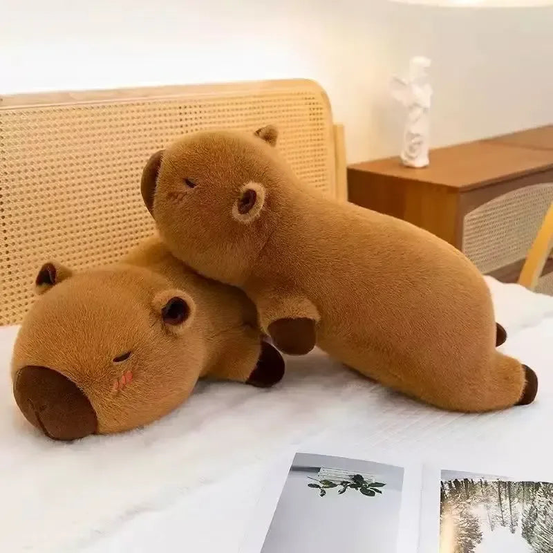 peluche capybara couché