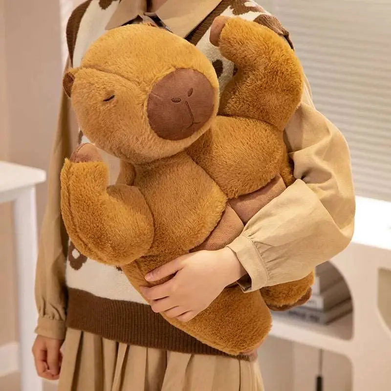 femme qui tient peluche capybara musclée