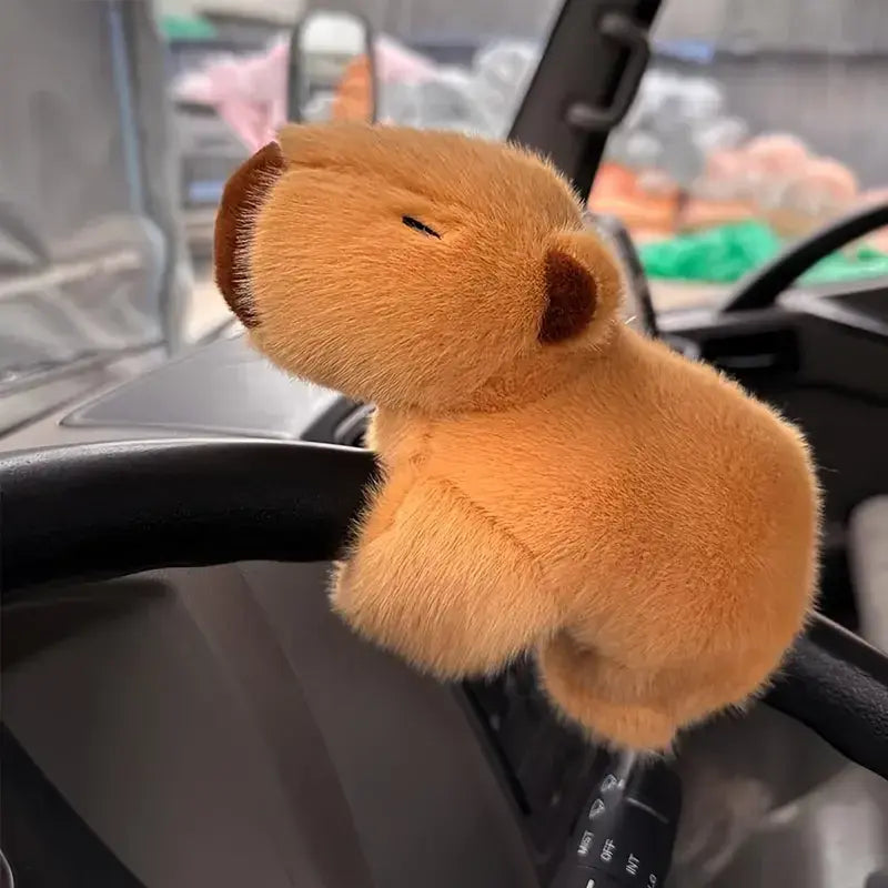 peluche capybara sur volant