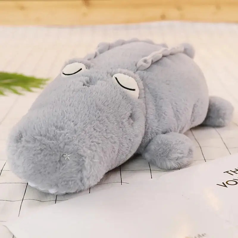 peluche crocodile endormi gris