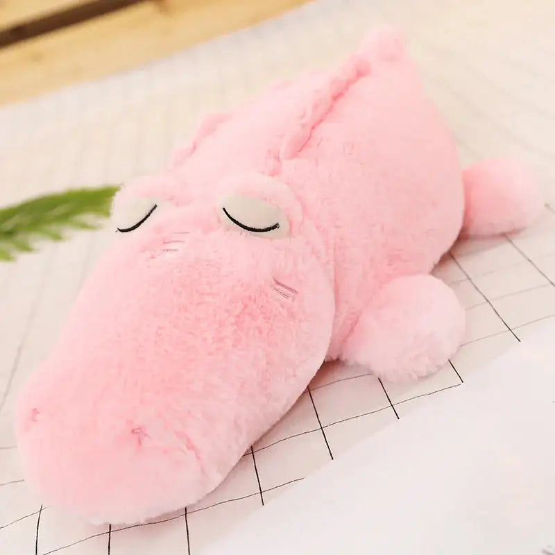 peluche crocodile endormi rose