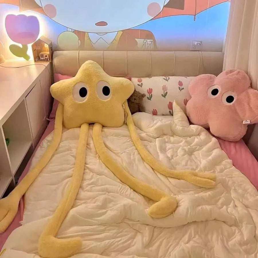 peluche étoile jaune allongée dans un lit