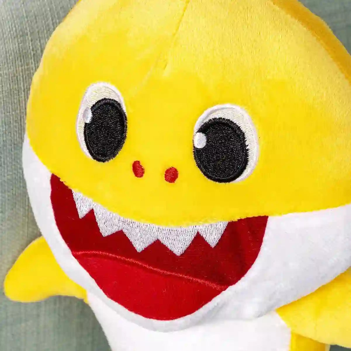 peluche jaune baby shark