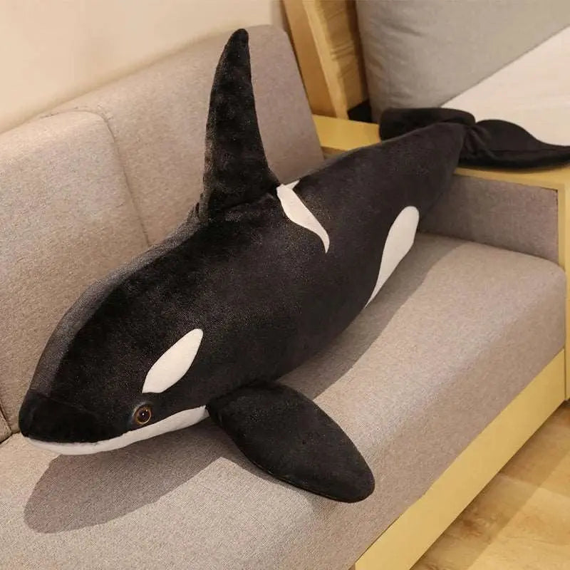 grande peluche orque sur un canapé