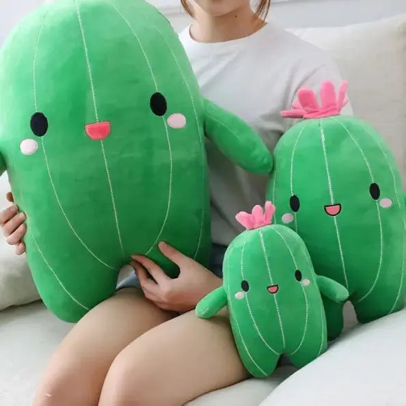 femme avec 3 peluches cactus